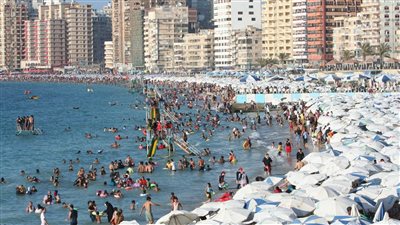 بسبب الحر.. مواطنو الإسكندرية يهربون للشواطئ