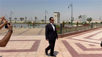 المطرب محمد ثروت يشارك في جنازة حسب الله الكفراوي | صور 