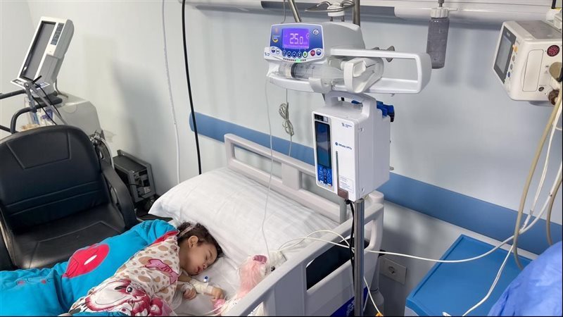 علاج طفلة مصابة بضمور