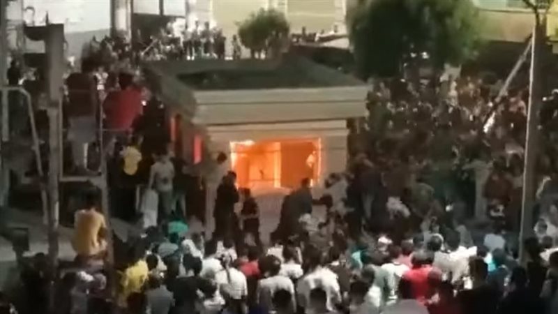 لحظة إشعال أهالي