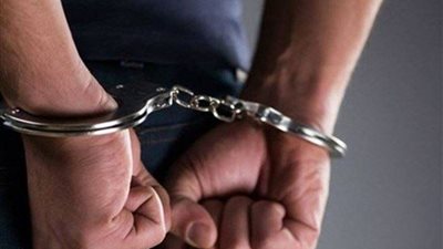 ضبط القائم على إدارة حسابات ينتحل صفة شخصيات للنصب والاحتيال على المواطنين 