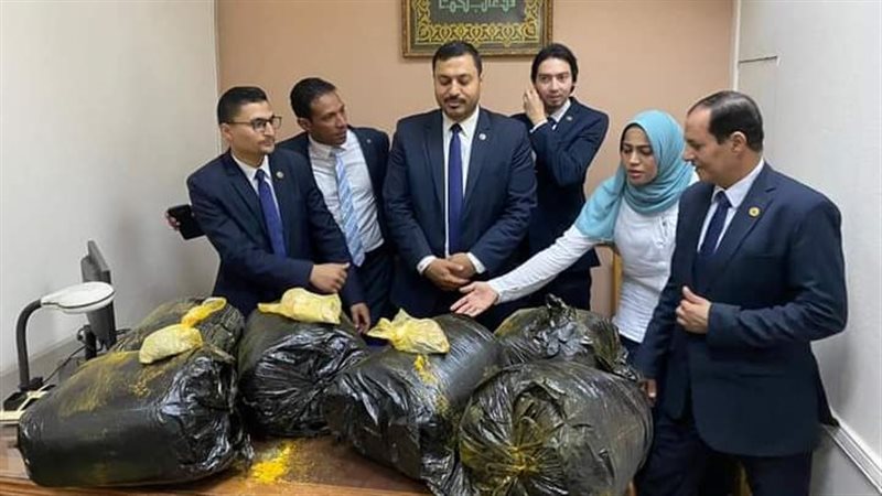 المخدرات بحوزة رجال