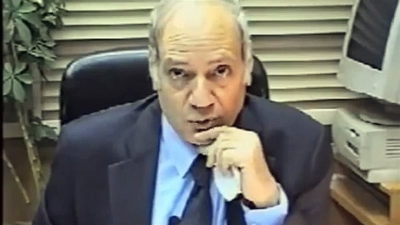 الكاتب الصحفى عبد