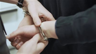 خدع الأهالي وجمع مليون جنيه، التحقيق مع مستريح جديد في الجيزة