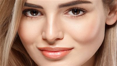 استشاري يكشف إجراءات تكبير الخدود وتجميلها 