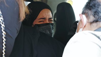 انهيار إيمي ودنيا سمير غانم في جنازة دلال عبد العزيز | صور