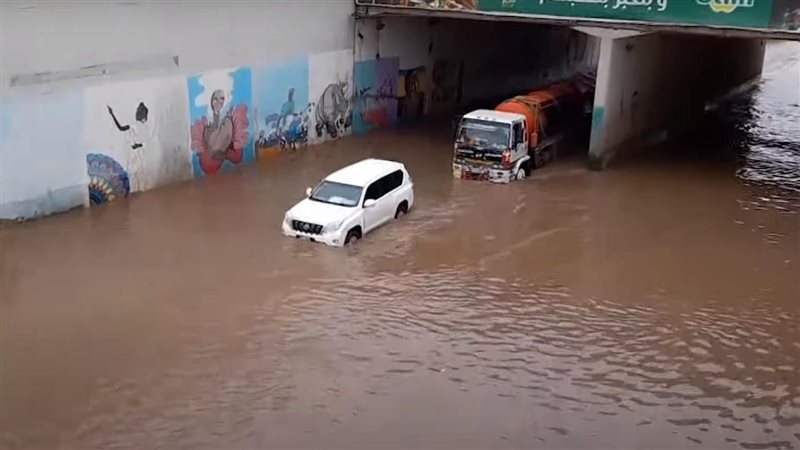 الأمطار تغلق نفق