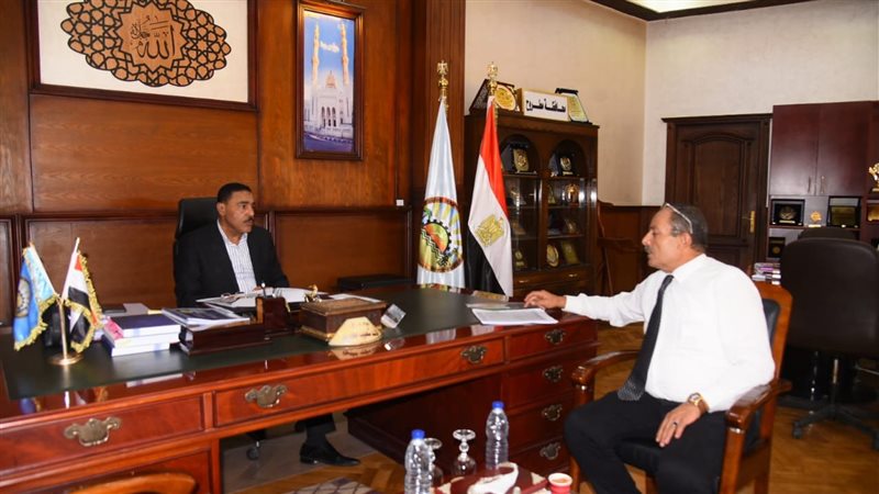 محافظ مطروح يلتقي