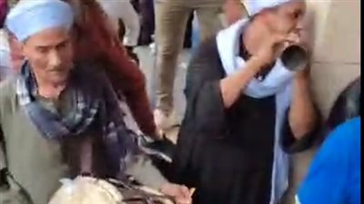 بالتنورة والطبل البلدي.. احتفالات المواطنين بوصول فريال أشرف إلى مطار القاهرة | فيديو