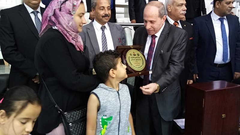تسليم درع الشركة