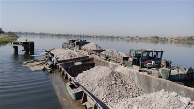 عودة حركة الملاحة النهرية في نهر النيل بعد غرق قاطرة محملة بالطين الأسواني بنجع حمادي