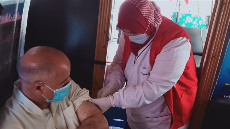 أحد المواطنين يتلقى