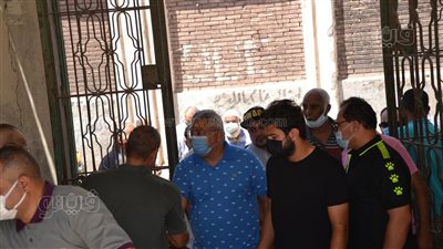 رئيس ولاعبو وجماهير غزل المحلة يشاركون في تشييع جنازة شقيق خالد عيد| صور 