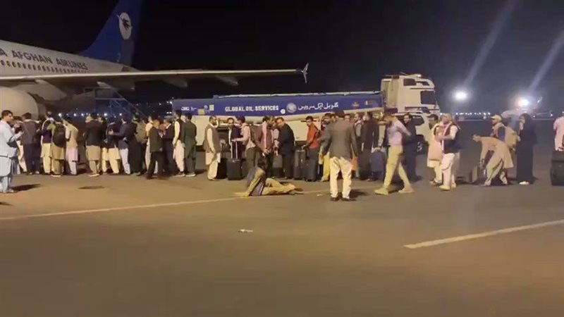 فوضى وجنون في مطار