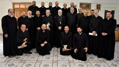 مطران كاثوليك المنيا يناقش خدمات لجان الإيبارشية