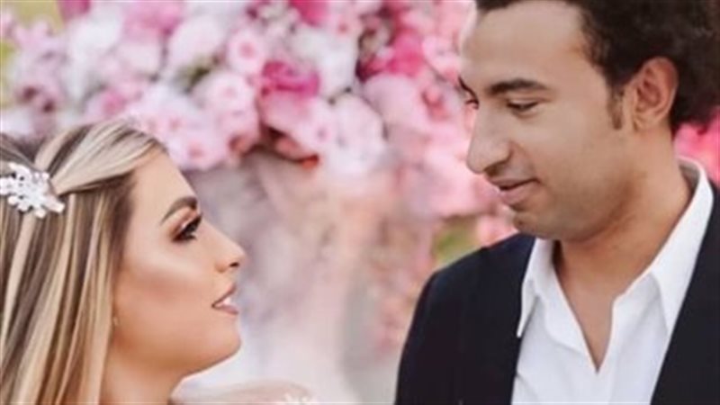  علي ربيع مع عروسته