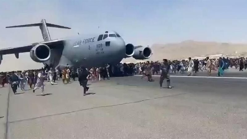 أفغان يحاولون الفرار
