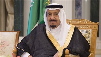 العاهل السعودي يوجه بتمديد صلاحية الإقامات وتأشيرات الزيارة والخروج والعودة
