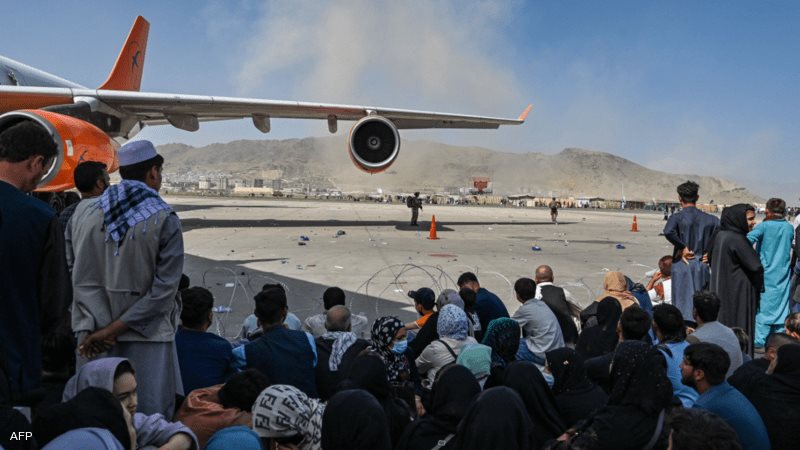 أفغان يحاولون الفرار