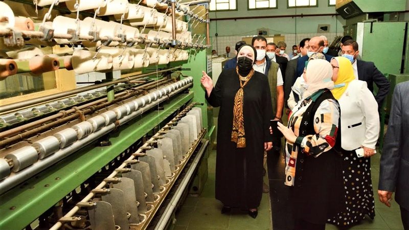 أثناء تفقد أحد المصانع