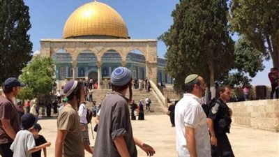مستوطنون يقتحمون باحات المسجد الأقصى وسط حماية شرطة الاحتلال