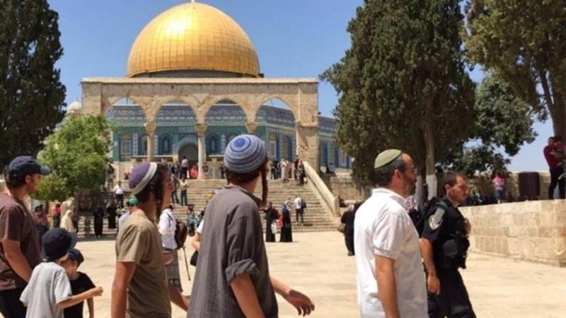 مستوطنيون أمام المسجد