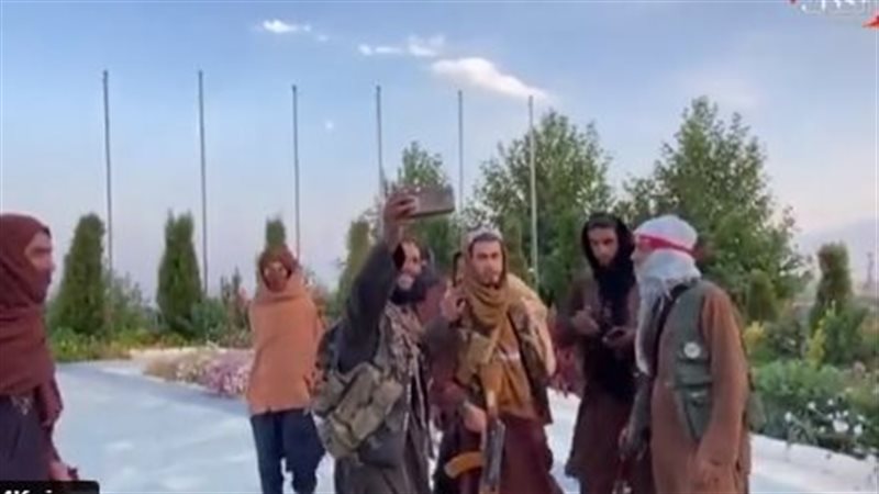 عناصر من طالبان يتجولون