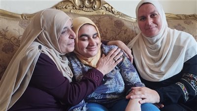 الأم مدرسة.. قصة تفوق الأولى على الثانوية العامة للمكفوفين.. تذاكر دروسها مُسجلة بصوت والدتها.. وطه حسين مثلها الأعلى | فيديو وصور