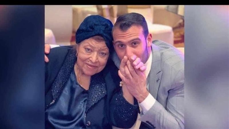 عمر كمال مع جدته