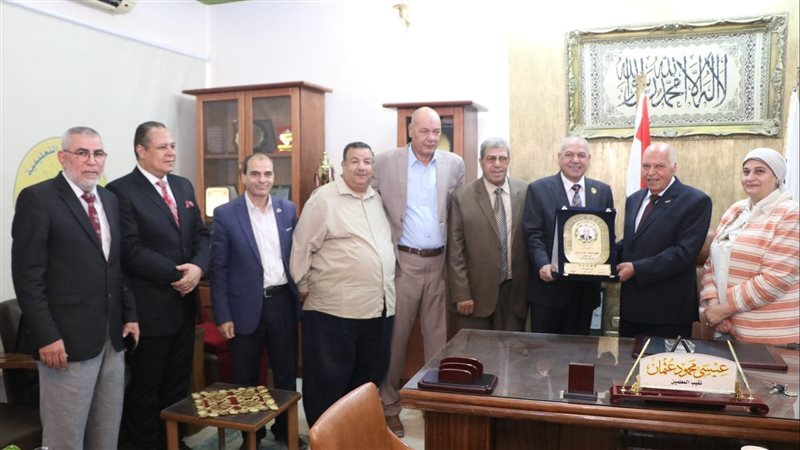 نقيب المعلمين خلف