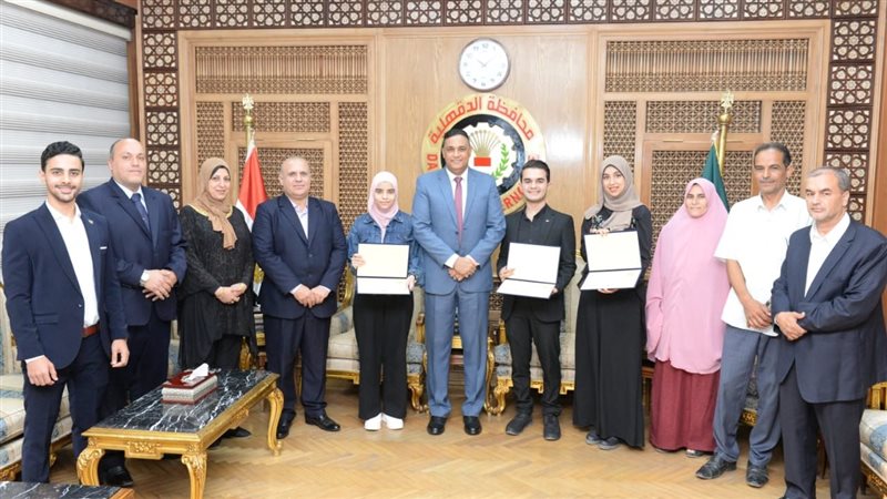 محافظ الدقهلية يكريم