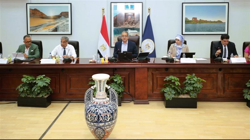 اجتماع وزير السياحة