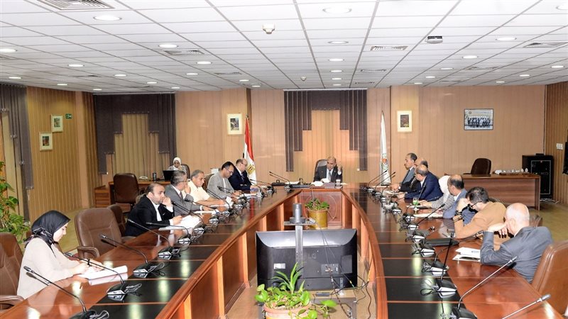اجتماع حول الجامعة