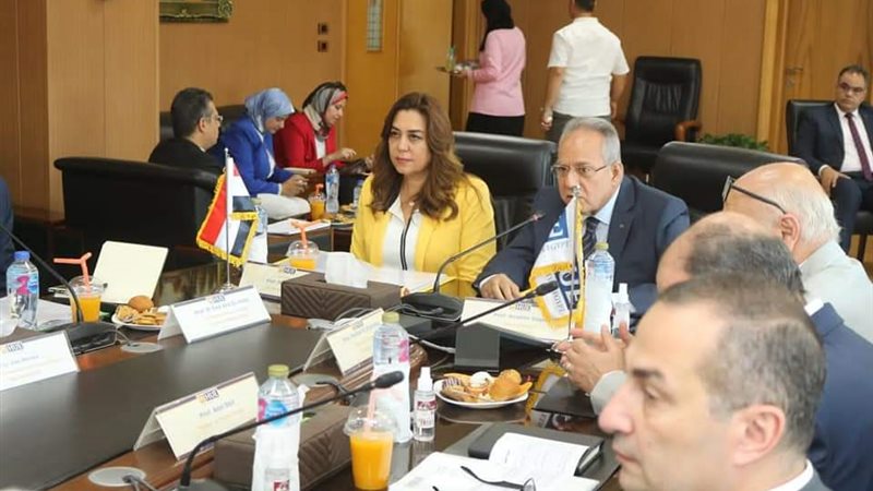 محافظ دمياط في اجتماع