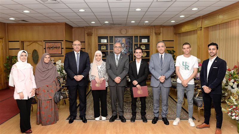 جامعة المنصورة تكرم
