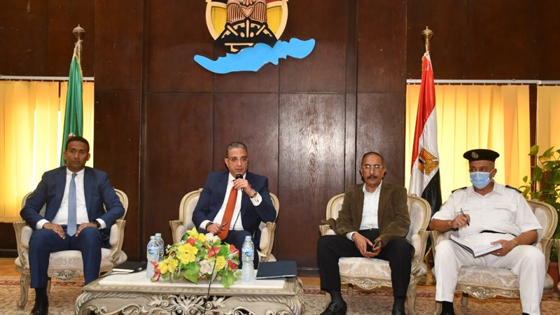 لقاء المحافظ قيادات