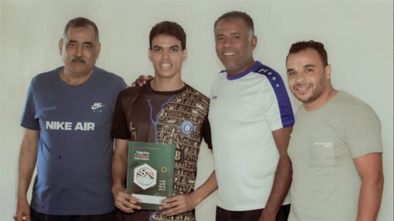 أسوان يجدد عقد احمد
