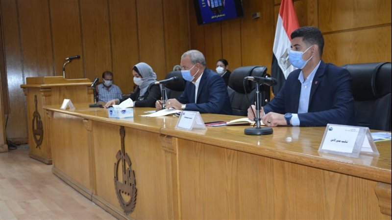 محافظ القليوبية يناقش