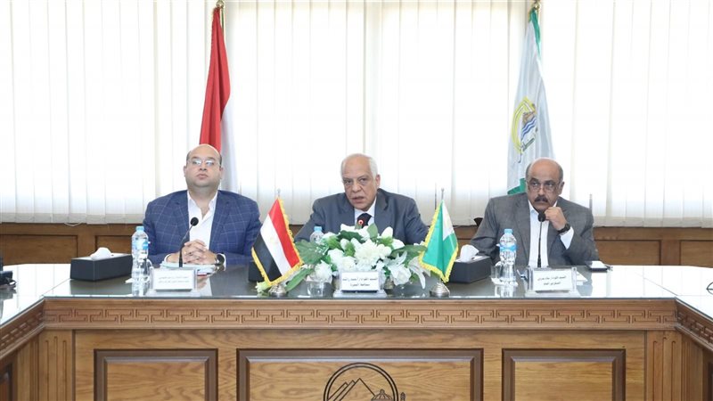 محافظ الجيزة مع أعضاء