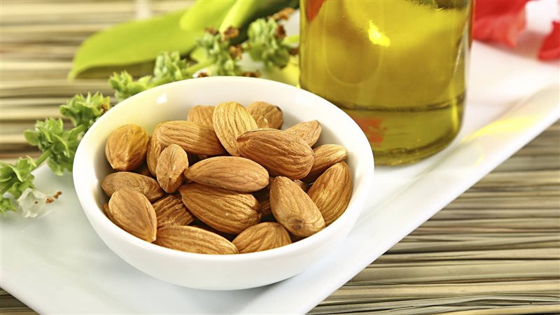 فوائد زيت اللوز الحلو