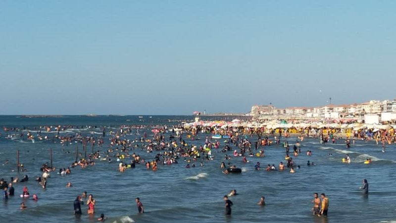 ازدحام على شاطئ رأس