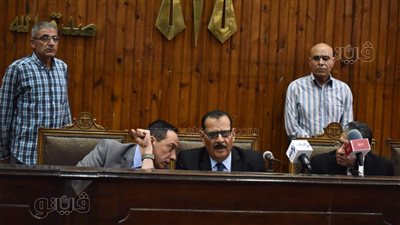 بالتزامن مع جلسة محاكمتهم.. جرائم ارتكبها المتهمون بتهريب الأموال للخارج