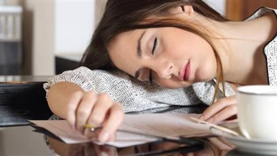 مع بداية الأسبوع.. اكتشف أسباب شعورك بالنعاس في العمل وتجنبها