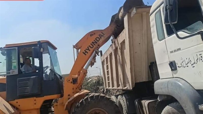 رفع مخلفات في حملة