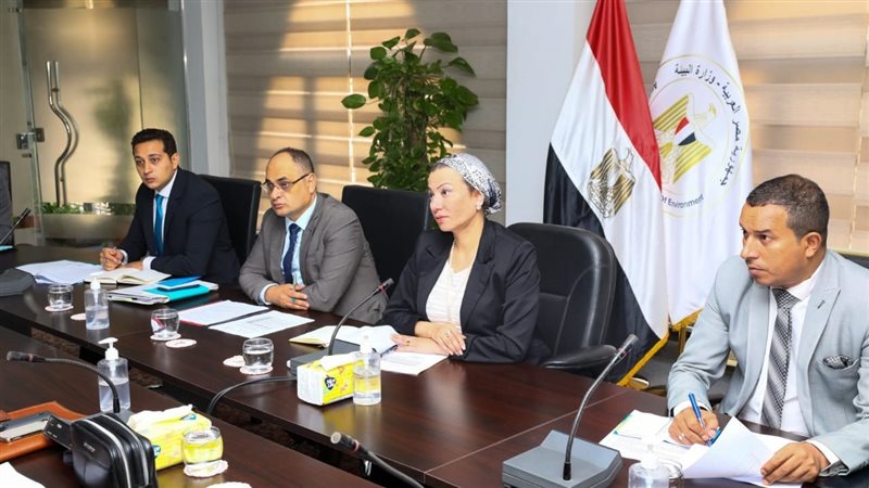 وزيرة البيئة ومحافظ