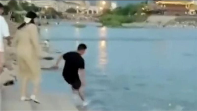 شاب صيني ينقذ طفلة