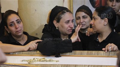  انهيار والدة ثلاثة أطفال من ضحايا حادث كنيسة إمبابة أمام جثامينهم| فيديو وصور 