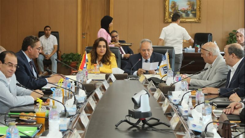 اجتماع المحافظ لبحث