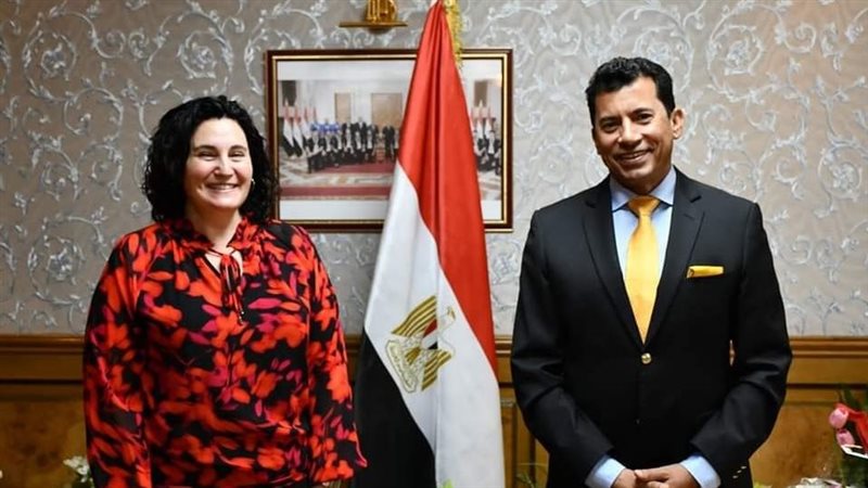 وزير الرياضة يلتقي