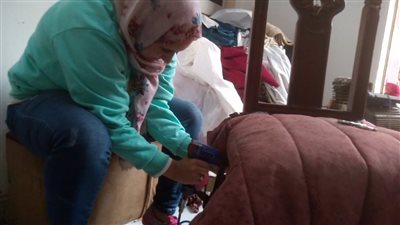 إيدها تتلف في حرير.. أميرة سالم تتحدى الرجال بالبحيرة وتبدع في مهنة التنجيد l فيديو